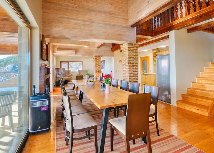 בית הארחה Makeli 4*